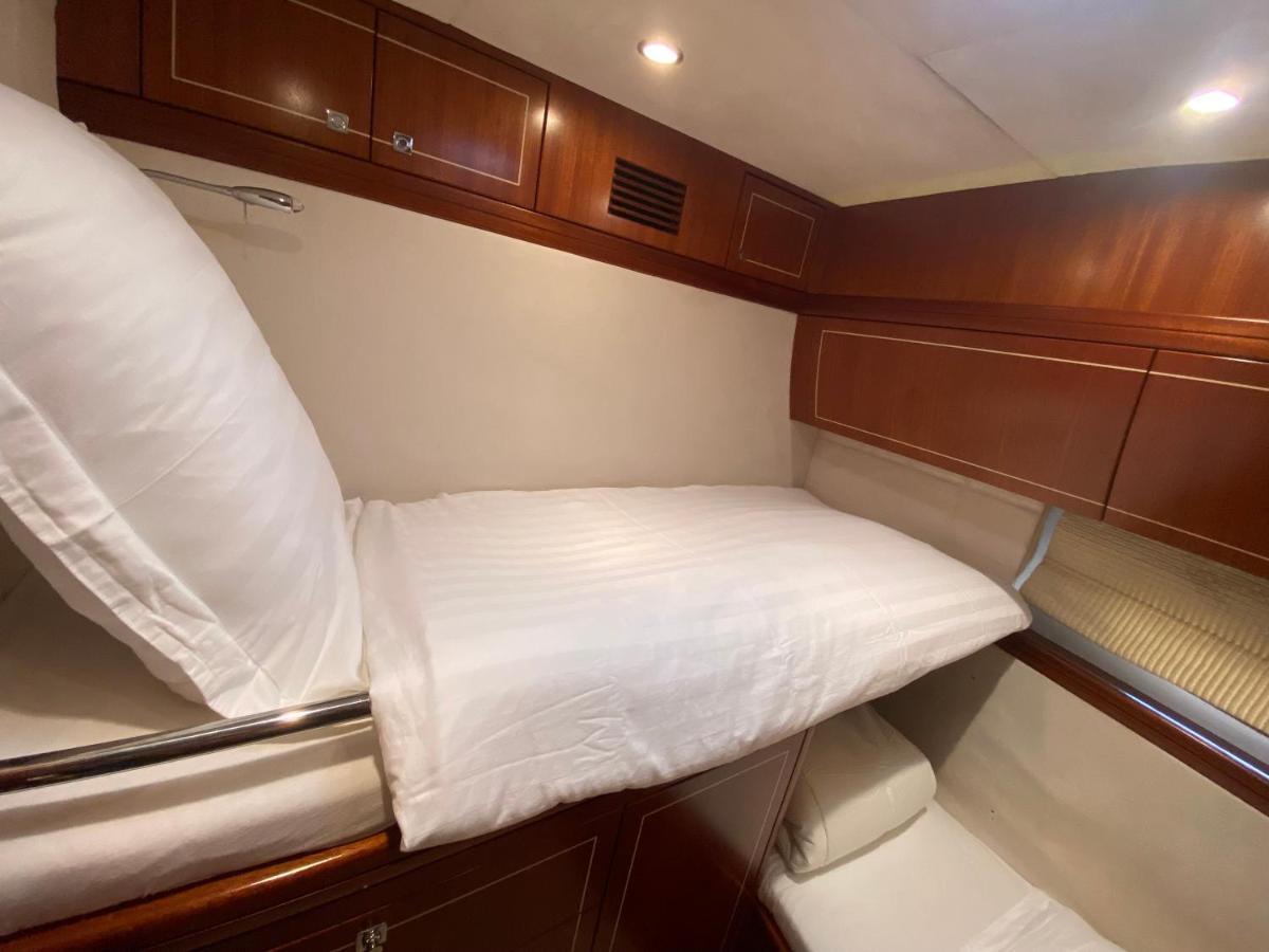 Yacht In Barcelona Hotell Sant Adria de Besos Eksteriør bilde